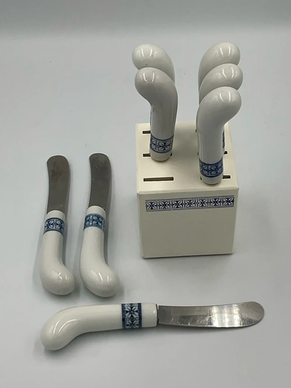Vntg Ceramic Canape Butter Knives - Blue & White w/ Matching Woodblock Set of 8